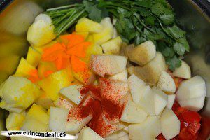 Caldo de millo, añadimos las papas, el pimentón, el colorante, el comino triturado y el cilantro