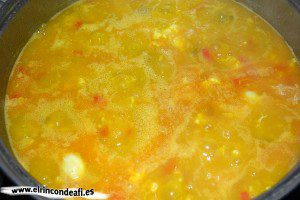 Caldo de millo, añadimos un huevo por persona