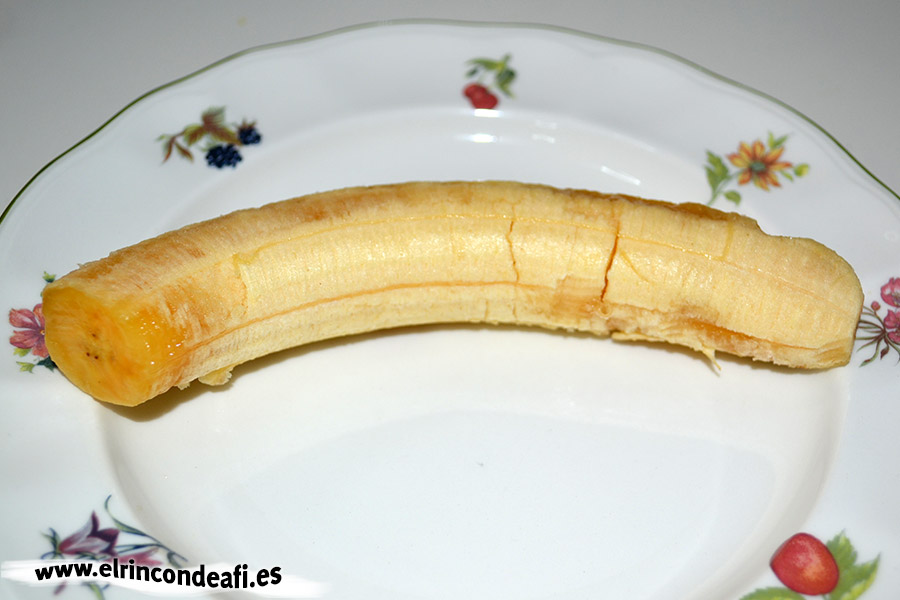 Plátano machacado con galleta y naranja, pelar el plátano