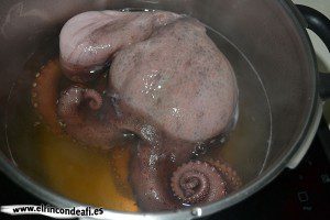 Pulpo a feira, cocer el pulpo