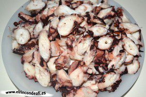Pulpo a feira, atemperar y cortar el pulpo en rodajas