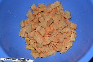 Tortilla de batata, pelar y cortar fina la batata