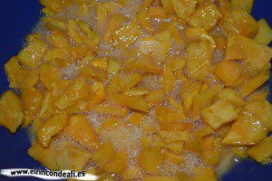 Tortilla de batata, remover la batata frita con los huevos