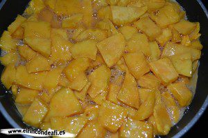 Tortilla de batata, poner en sartén caliente con aceite de oliva
