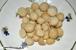 Galletas con chocolate blanco y nueces de macadamia, ponemos las nueces en un paño