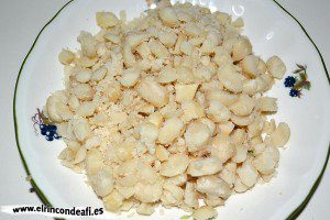 Galletas con chocolate blanco y nueces de macadamia, las machacamos con un martillo de cocina