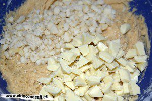 Galletas con chocolate blanco y nueces de macadamia, añadimos las nueces y el chocolate blanco troceado
