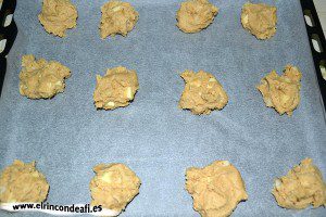 Galletas con chocolate blanco y nueces de macadamia, ponemos las galletas sobre papel de horno