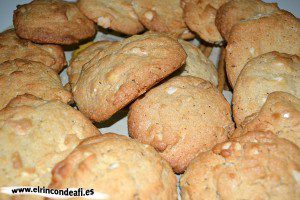 Galletas con chocolate blanco y nueces de macadamia, sugerencia de presentación