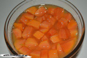Papaya con kiwi y naranjas, poner la papaya troceada con zumo de naranja