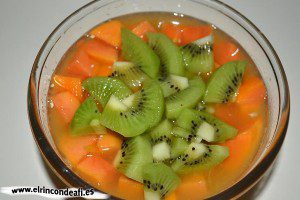 Papaya con kiwi y naranjas, añadir el kiwi troceado