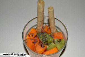 Papaya con kiwi y naranjas, decorar al gusto