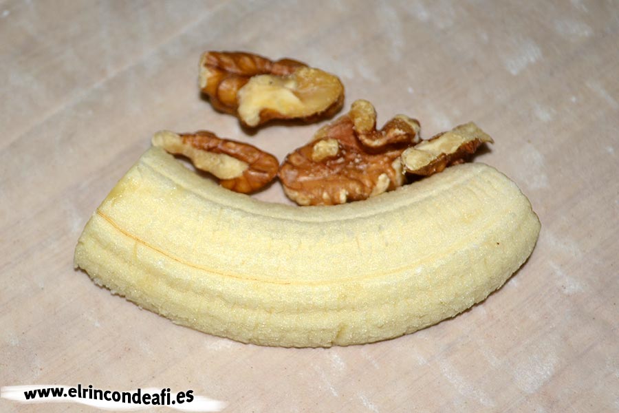 Paquetitos de pasta filo rellenos de fruta, colocar el trozo de plátano y las nueces sobre la pasta filo