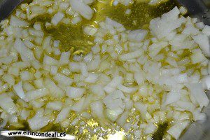 Arroz con morcón, pochar la cebolla