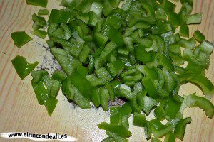 Arroz con morcón, trocear el pimiento