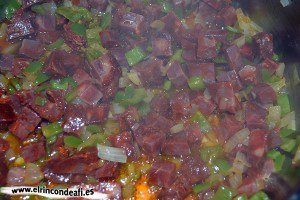 Arroz con morcón, añadir al sofrito