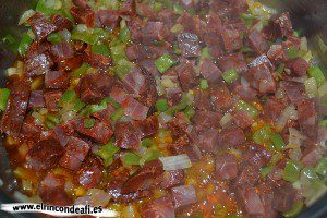 Arroz con morcón, movemos bien para que suelte el color el morcón