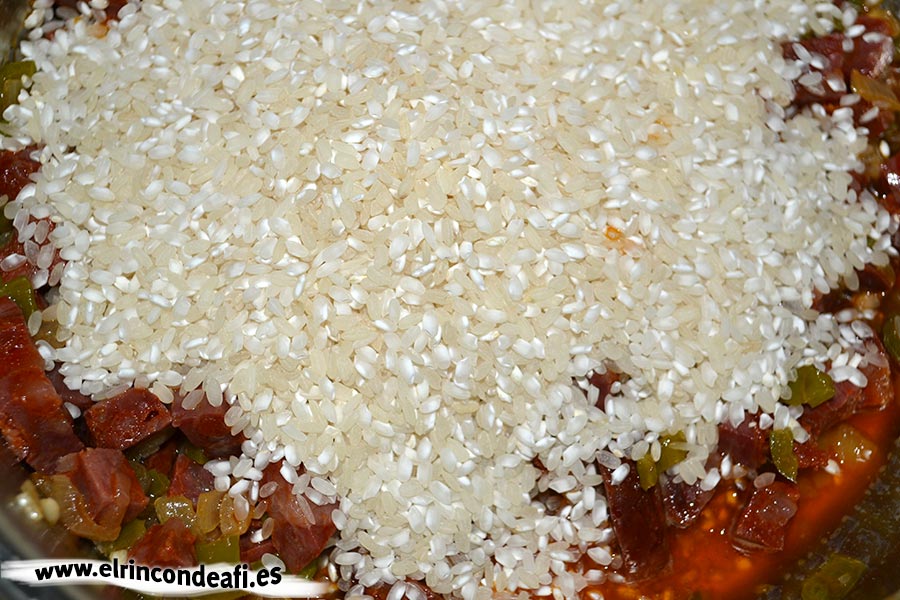 Arroz con morcón, añadir el arroz