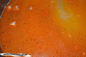 Arroz con morcón, añadir caldo