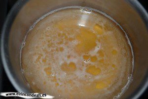 Baklava, hervir el agua de azahar y la miel