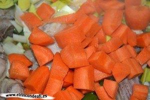 Conejo con puerros y zanahorias, añadir las zanahorias