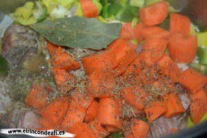 Conejo con puerros y zanahorias, añadir las hierbas aromáticas
