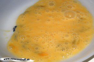 Filete de cerdo empanado con sésamo, batir los huevos