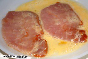 Filete de cerdo empanado con sésamo, pasar los filetes por huevo batido