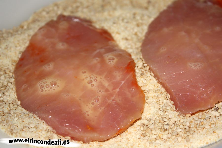 Filete de cerdo empanado con sésamo, pasarlos por el pan con sésamo