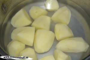 Lacón con papas, sancochar las papas