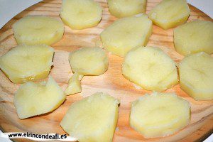 Lacón con papas,cortarlas en rodajas no muy finas y colocar en el plato