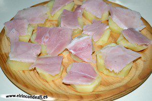 Lacón con papas, colocar el lacón sobre las papas