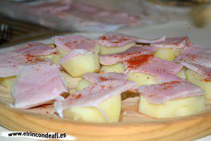 Lacón con papas, espolvorear con pimentón