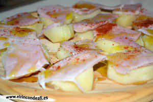Lacón con papas, aliñar con escamas de sal y aceite de oliva