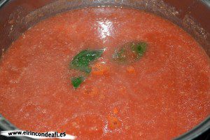 Minihamburguesas con salsa de tomate, preparar la salsa de tomate con unas hojas de albahaca