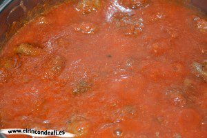 Minihamburguesas con salsa de tomate, darles un hervor a fuego mínimo