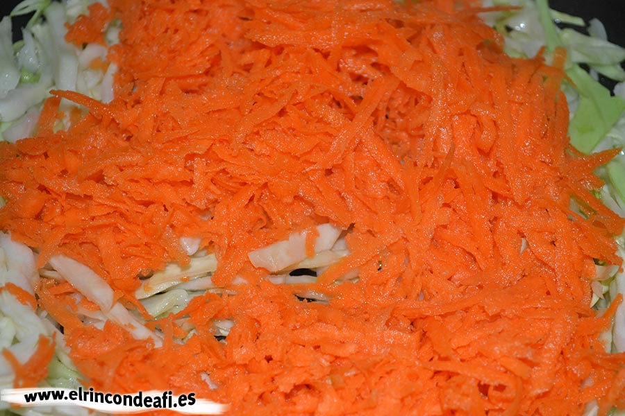 Rollitos de primavera, añadir zanahoria rallada