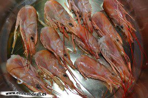 Sopa de pescado y marisco, poner a dorar los gambones