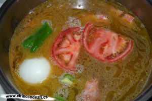Sopa de pescado y marisco, cubrir con agua