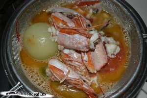 Sopa de pescado y marisco, colar el caldo