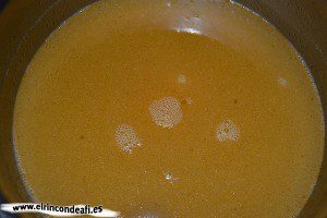 Sopa de pescado y marisco, hervir el caldo