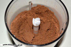 Tarta de chocolate y queso crema, triturar las galletas