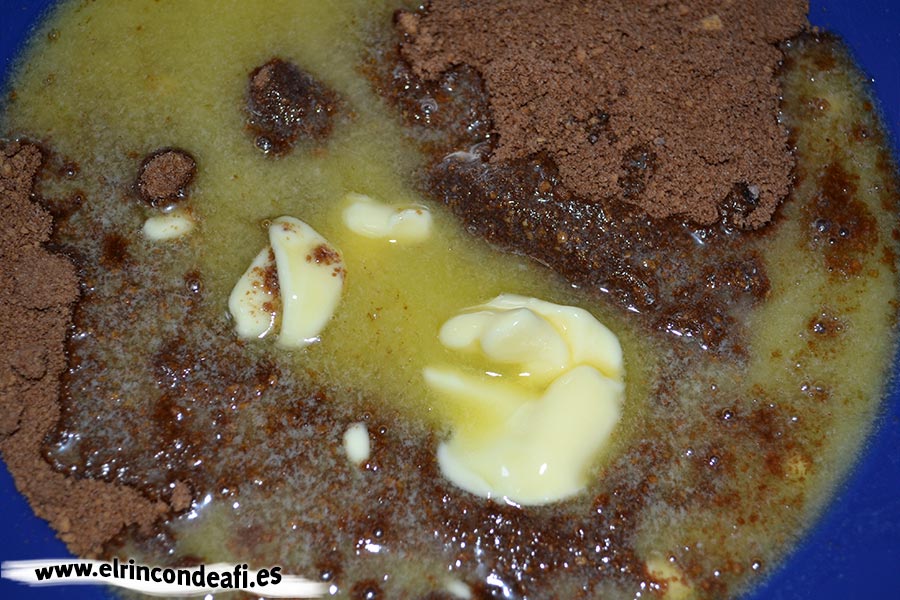 Tarta de chocolate y queso crema, fundir la mantequilla y añadir a las galletas con el cacao