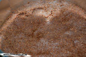 Tarta de chocolate y queso crema, formar la base de galletas