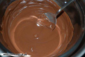 Tarta de chocolate y queso crema, mezclar bien los chocolates fundidos