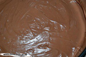 Tarta de chocolate y queso crema, verter la mezcla sobre la base de galletas