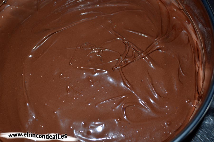 Tarta de chocolate y queso crema, cubrir con el chocolate restante una vez fría la tarta