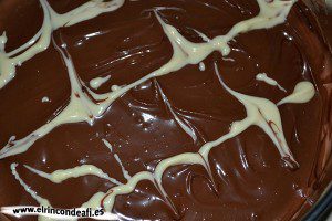 Tarta de chocolate y queso crema, decorar al gusto con chocolate blanco