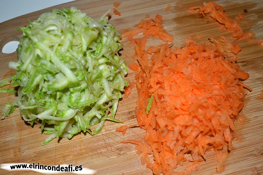 Tortilla de verduras con chorizo y bacon, rallar la zanahoria y el calabacino