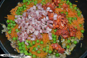Tortilla de verduras con chorizo y bacon, añadir el bacon y el chorizo